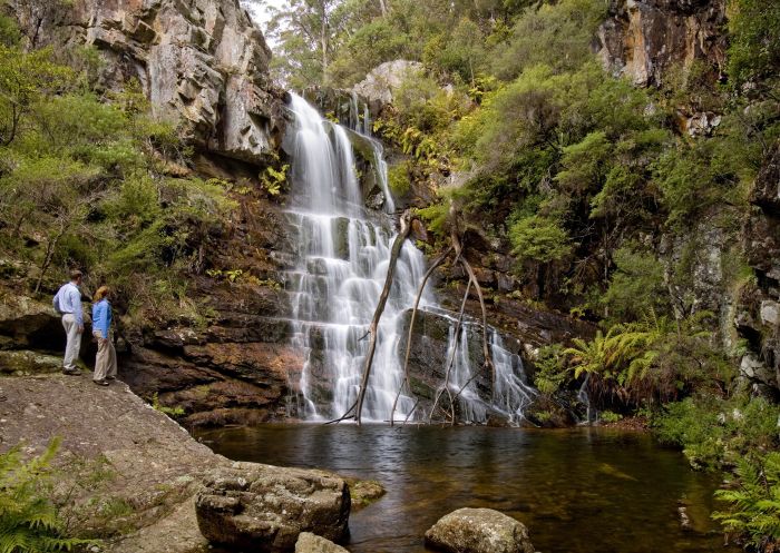 Couple looking at Kanangra Falls, Blue Mountains